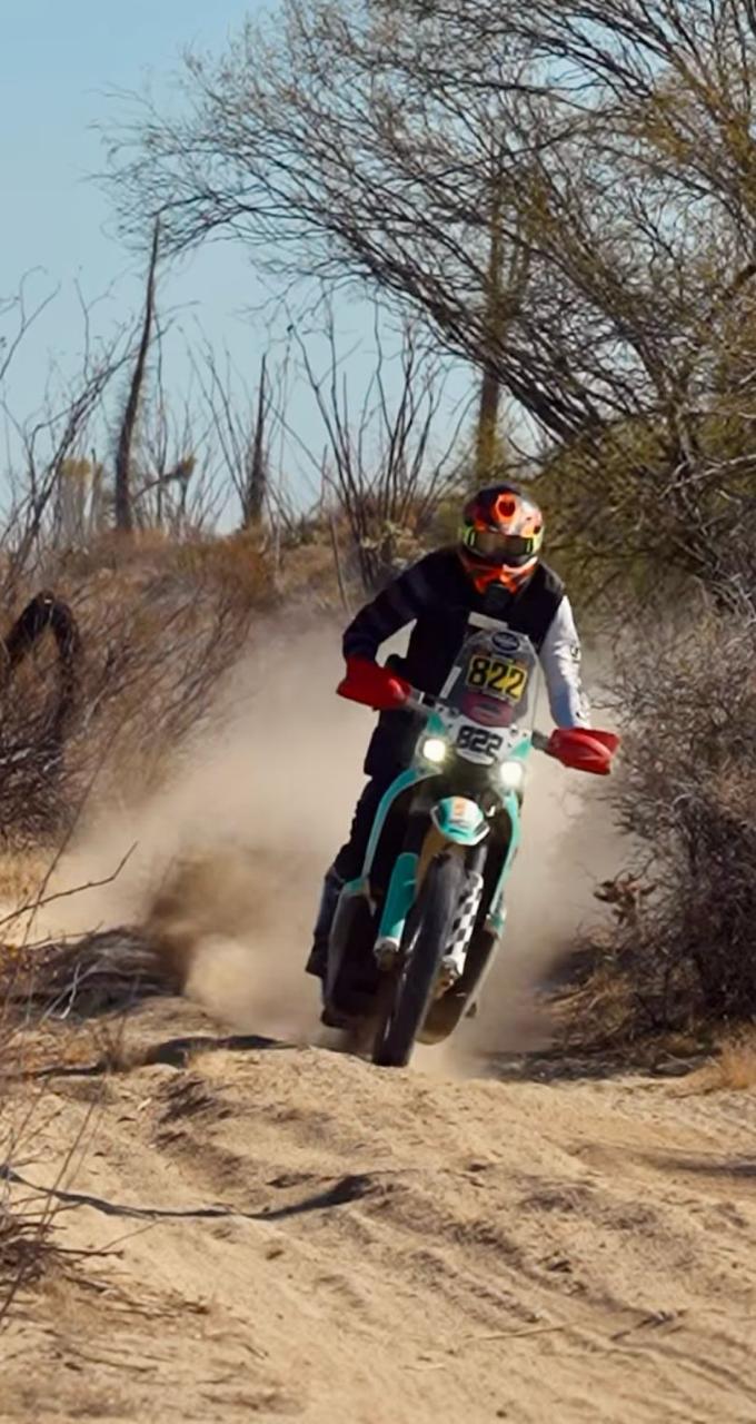Scott Purcell charging head-on through the Baja desert on his #822 bike, dust billowing behind